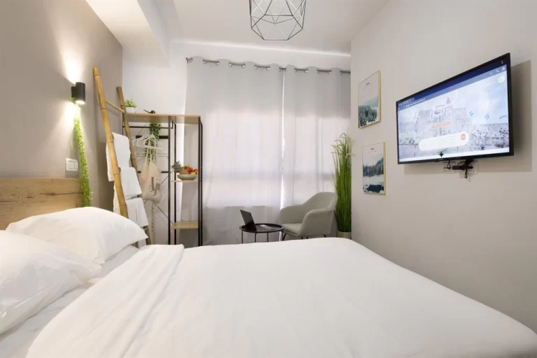 Compact Basic Room · 14 Hillel Street